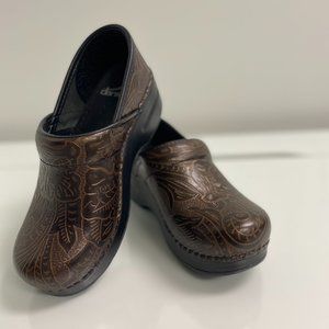 NEW Dansko Professional Brown Tooled